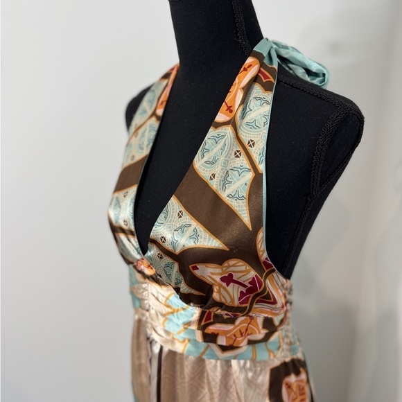 Ultra Pink Deep-V Open Back Halter Summer Dress (M) - Picture 3 of 8